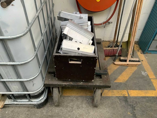 Ibc container met restanten metaal - afbeelding 2 van  2