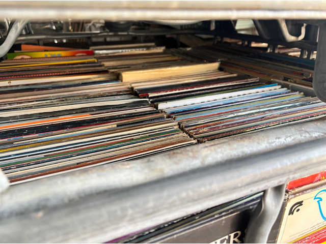 Ibc-krat met vinyl lp's / langspeelplaten á ca. 3.000 stuks, 12-inch vinyl - afbeelding 2 van  2