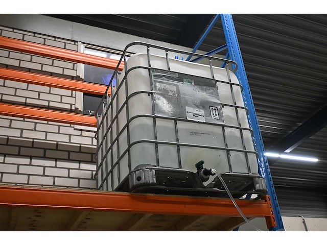 Ibc-tank met demi-water en vulpistool - afbeelding 1 van  2