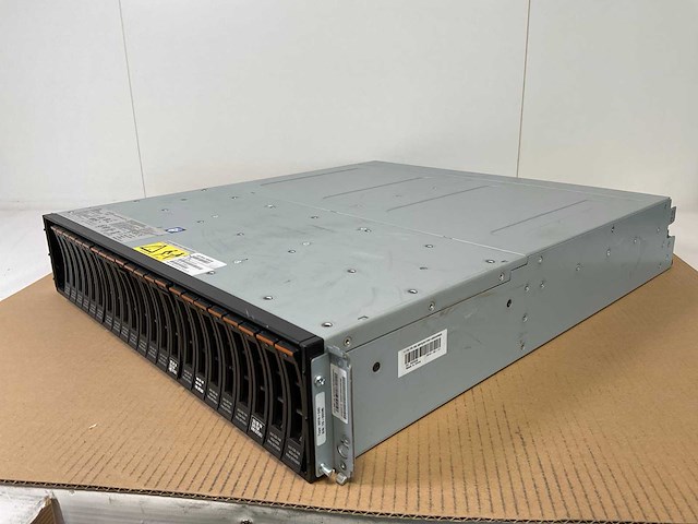 Ibm (24c) 21x 900 gb sas(huc109090css600) - 1x 900 gb sas(st900mm006) disk array enclosure - afbeelding 12 van  17