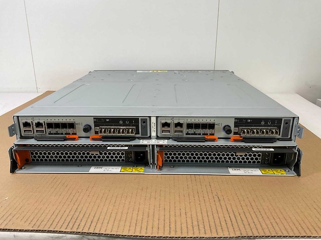 Ibm (24c) 21x 900 gb sas(huc109090css600) - 1x 900 gb sas(st900mm006) disk array enclosure - afbeelding 13 van  17