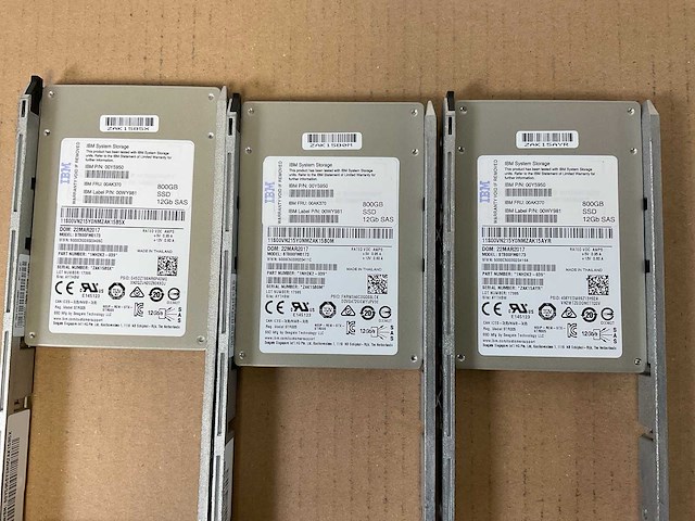 Ibm (24e) 10x 900 gb sas(st900mm0168) - 1x 900 gb sas(huc109090css600) - 6x 800 gb sas(st800fm0173) - 5x 800 gb sas(txa2d2) disk array enclosure - afbeelding 2 van  17