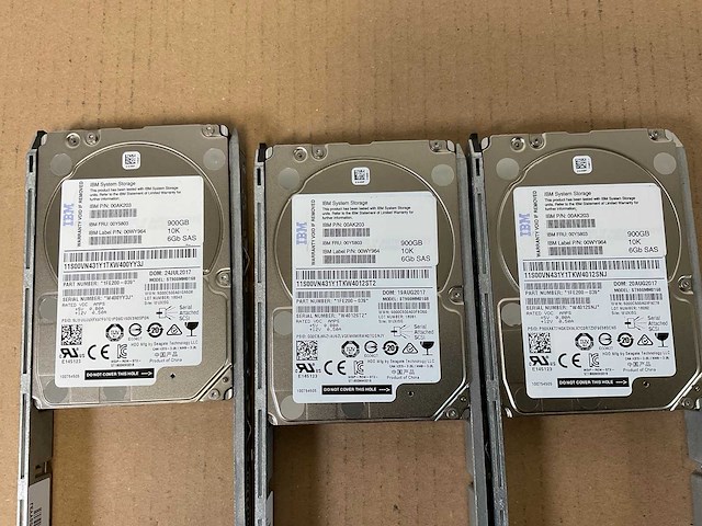 Ibm (24e) 10x 900 gb sas(st900mm0168) - 1x 900 gb sas(huc109090css600) - 6x 800 gb sas(st800fm0173) - 5x 800 gb sas(txa2d2) disk array enclosure - afbeelding 3 van  17