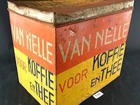 Iconisch vintage van nelle winkelblik voor koffie en thee, ontworpen in de jaren 1930 door de bekende ontwerper jac. jongert.