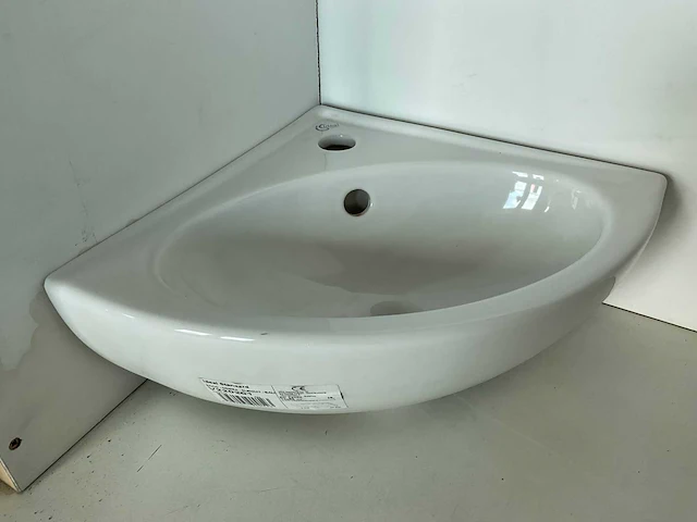 Ideal standard - - v220201 - hoekfontein (2x) - afbeelding 1 van  3