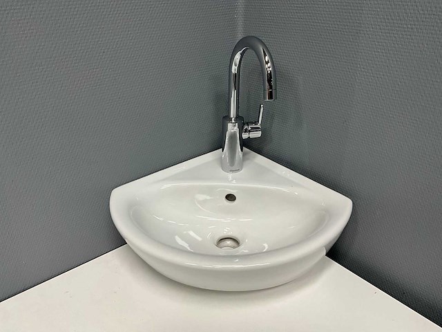 Ideal standard / damixa - hoekwastafel met wastafelkraan 38 x 38 x 12 cm - afbeelding 1 van  6