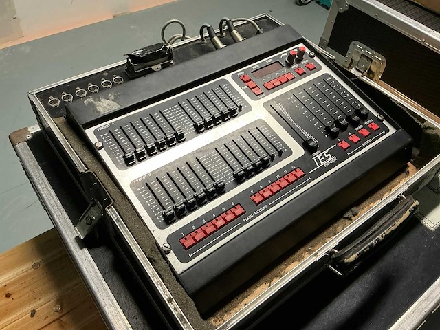 Ies - light mixing console - afbeelding 1 van  8