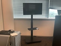Iiyama prolite le3240s 32” monitor op mobiele vloerstandaard