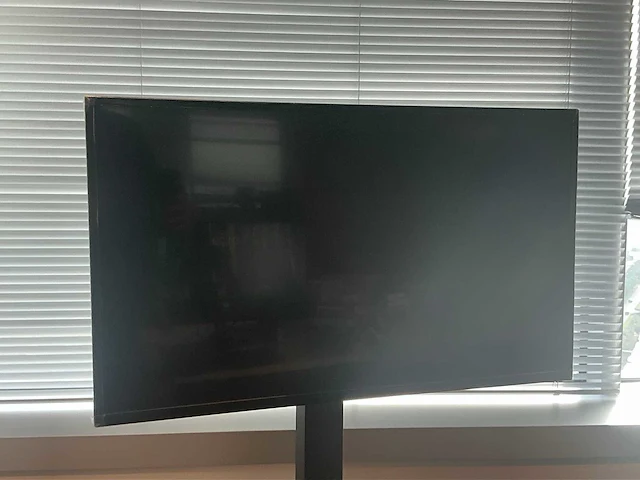 Iiyama prolite le3240s 32” monitor op mobiele vloerstandaard - afbeelding 2 van  7
