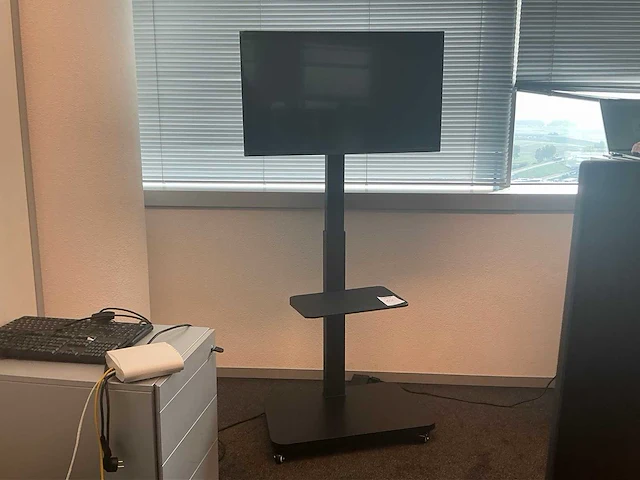 Iiyama prolite le3240s 32” monitor op mobiele vloerstandaard - afbeelding 1 van  7