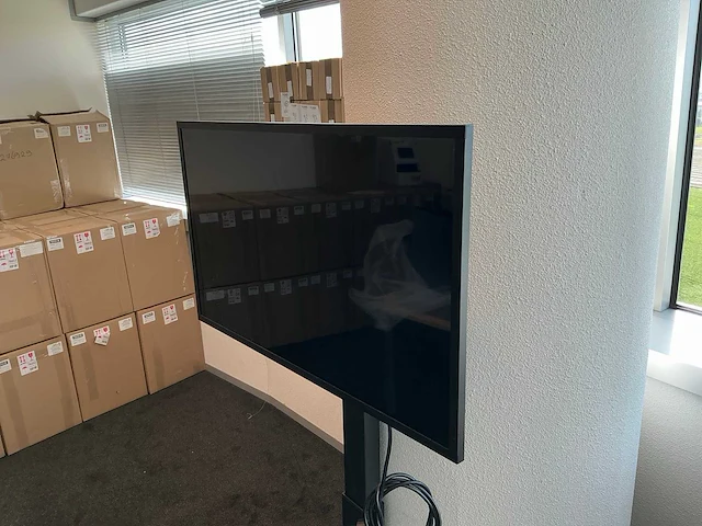 Iiyama prolite le3241s 32” monitor op mobiele vloerstandaard - afbeelding 3 van  4