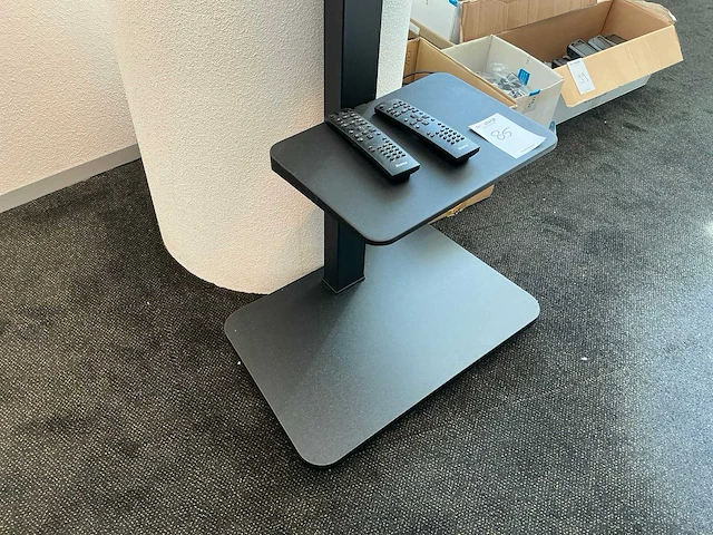 Iiyama prolite le3241s 32” monitor op mobiele vloerstandaard - afbeelding 2 van  4