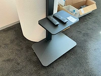 Iiyama prolite le3241s 32” monitor op mobiele vloerstandaard - afbeelding 2 van  4