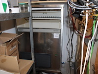 Ijsblokjes machine brema rvs onderstel, totale afm. 74 x 60 x 150 cm. - afbeelding 1 van  2