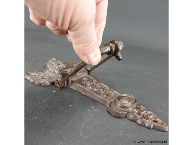 Ijzeren engel als deurklopper - afbeelding 4 van  5