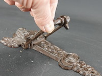 Ijzeren engel als deurklopper - afbeelding 4 van  5