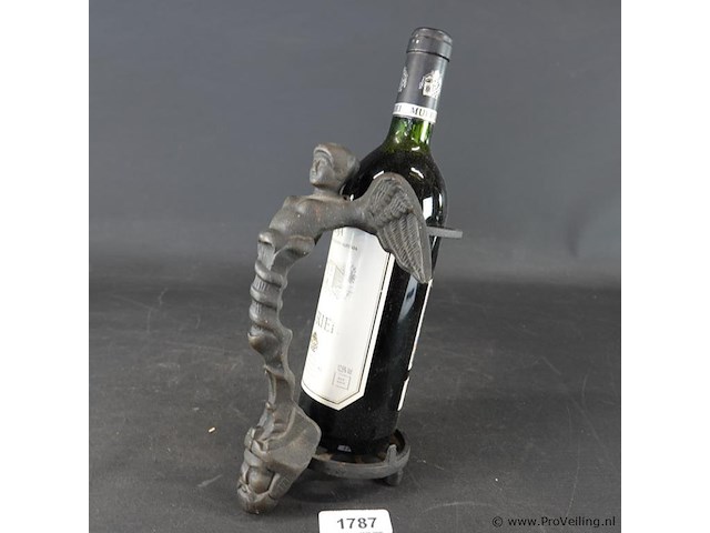 Ijzeren flessenhouder met fles rioja - afbeelding 1 van  5