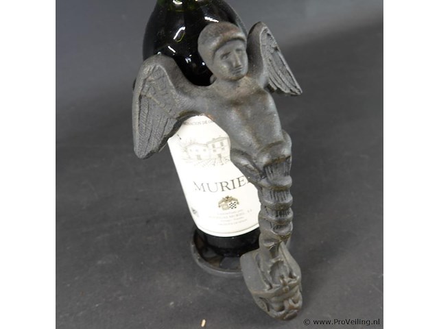 Ijzeren flessenhouder met fles rioja - afbeelding 3 van  5