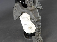 Ijzeren flessenhouder met fles rioja - afbeelding 3 van  5