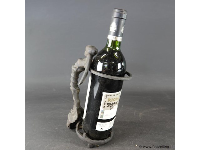 Ijzeren flessenhouder met fles rioja - afbeelding 4 van  5