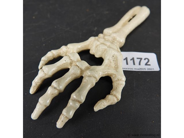 Ijzeren hand als flesopener - afbeelding 1 van  5