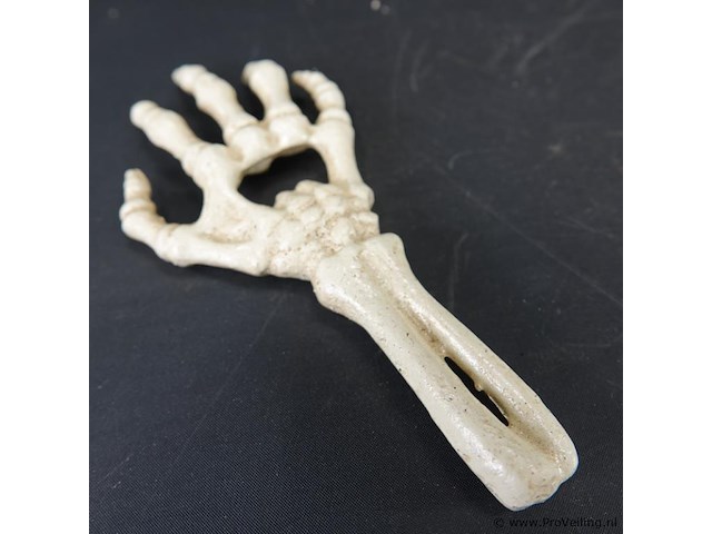 Ijzeren hand als flesopener - afbeelding 2 van  5