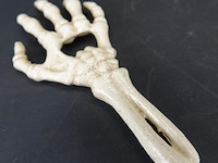 Ijzeren hand als flesopener - afbeelding 2 van  5