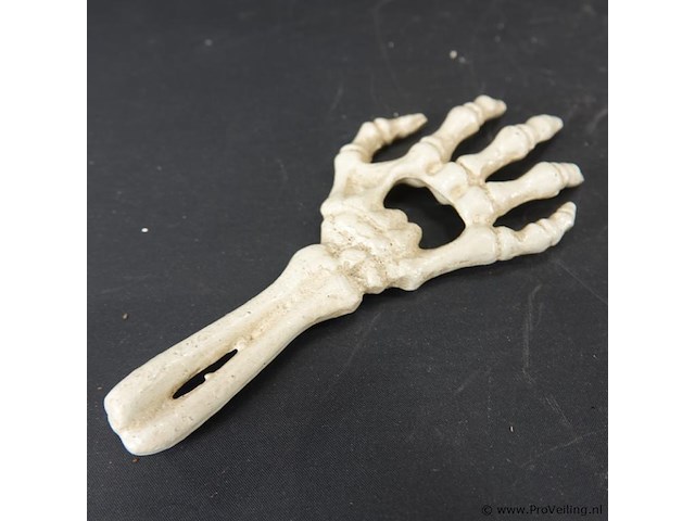 Ijzeren hand als flesopener - afbeelding 3 van  5