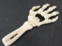 Ijzeren hand als flesopener - afbeelding 3 van  5