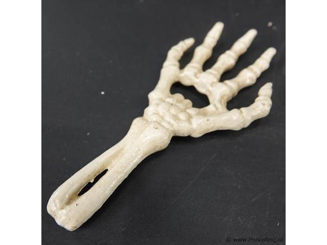 Ijzeren hand als flesopener - afbeelding 4 van  5