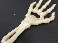 Ijzeren hand als flesopener - afbeelding 4 van  5