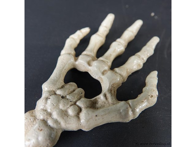 Ijzeren hand als flesopener - afbeelding 5 van  5