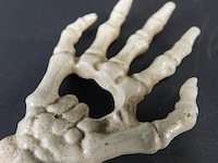 Ijzeren hand als flesopener - afbeelding 5 van  5