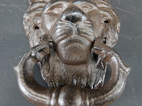 Ijzeren leeuwenkop als deurklopper - afbeelding 1 van  5