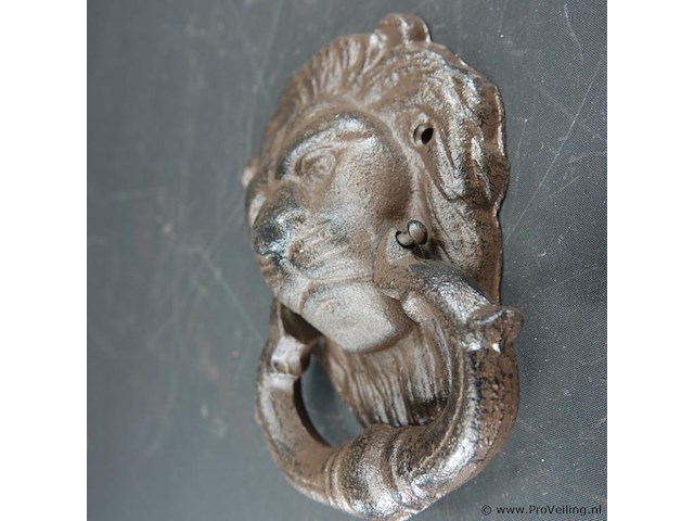 Ijzeren leeuwenkop als deurklopper - afbeelding 2 van  5