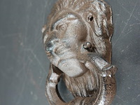 Ijzeren leeuwenkop als deurklopper - afbeelding 2 van  5