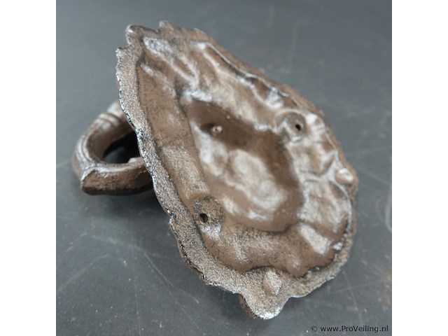 Ijzeren leeuwenkop als deurklopper - afbeelding 5 van  5