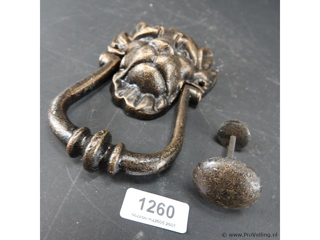 Ijzeren leeuwenkop als deurklopper - afbeelding 1 van  5