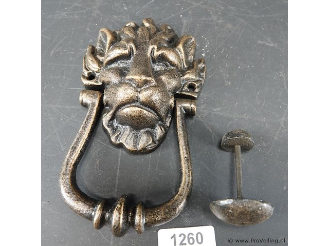 Ijzeren leeuwenkop als deurklopper - afbeelding 2 van  5