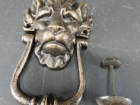Ijzeren leeuwenkop als deurklopper - afbeelding 2 van  5
