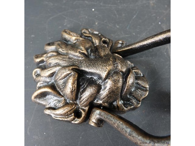 Ijzeren leeuwenkop als deurklopper - afbeelding 4 van  5