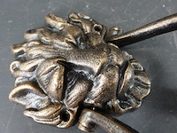 Ijzeren leeuwenkop als deurklopper - afbeelding 4 van  5