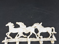 Ijzeren rennende paarden als hangrek - afbeelding 1 van  5