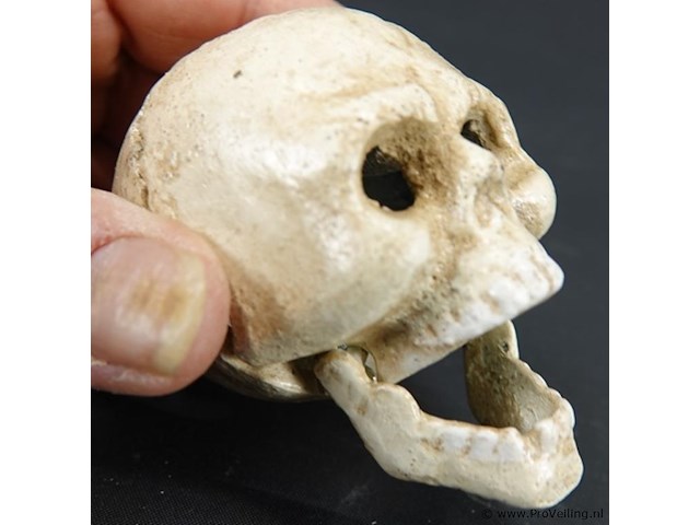 Ijzeren schedel als flesopener - afbeelding 3 van  5