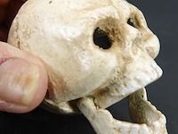 Ijzeren schedel als flesopener - afbeelding 3 van  5