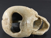 Ijzeren schedel als flesopener - afbeelding 4 van  5