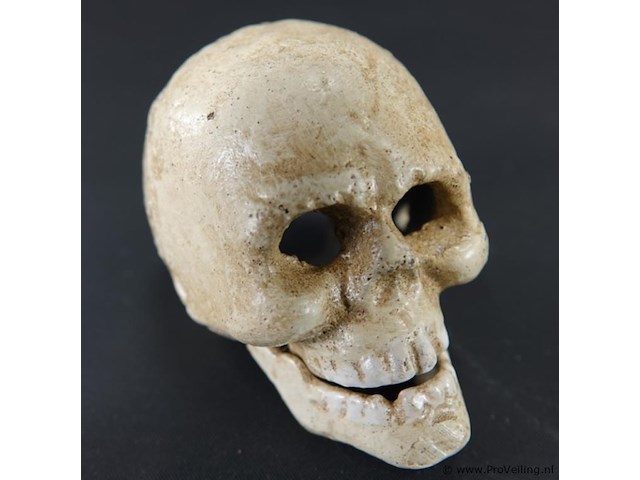 Ijzeren schedel als flesopener - afbeelding 5 van  5