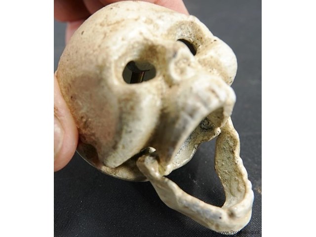 Ijzeren schedel als flesopener - afbeelding 2 van  5