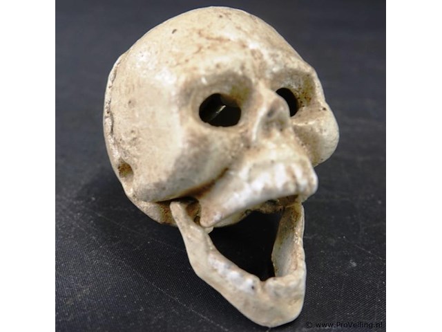 Ijzeren schedel als flesopener - afbeelding 4 van  5