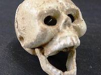 Ijzeren schedel als flesopener - afbeelding 4 van  5